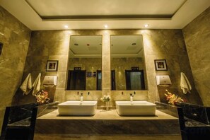 Bathroom - Yuanfeng Hebei Hotel (Lhasa)