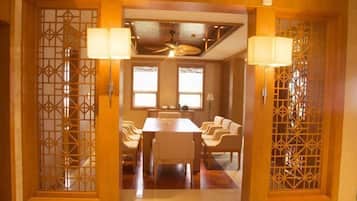 Cribs/infant beds