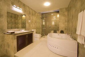Ayrı küvet ve duş, derin küvet, ücretsiz banyo/kozmetik ürünleri 