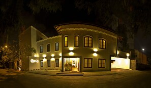 Front of property - evening/night - Ellen's Place (Colombo)