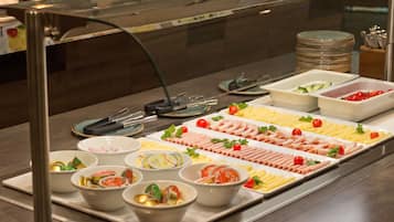 Ein reichhaltiges Buffet mit verschiedenen Speisen und Besteck.