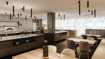 Colazione a buffet, servita tutte le mattine (13 EUR a persona)