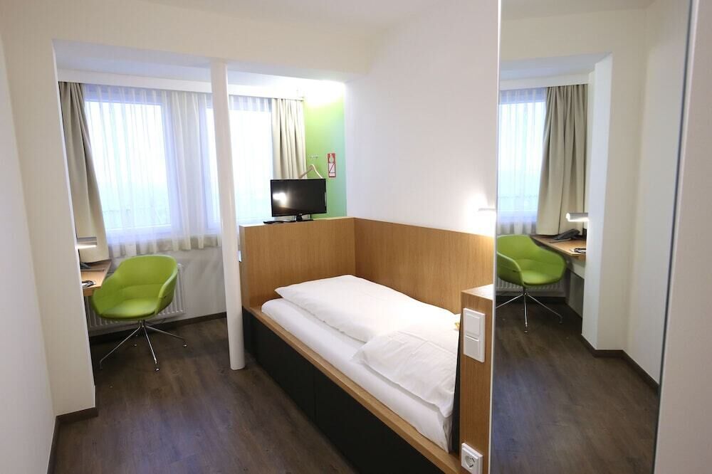 Hypo-allergenic bedding, desk, blackout drapes, free WiFi