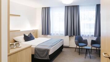 Habitación doble | Ropa de cama hipoalergénica, escritorio y cortinas blackout