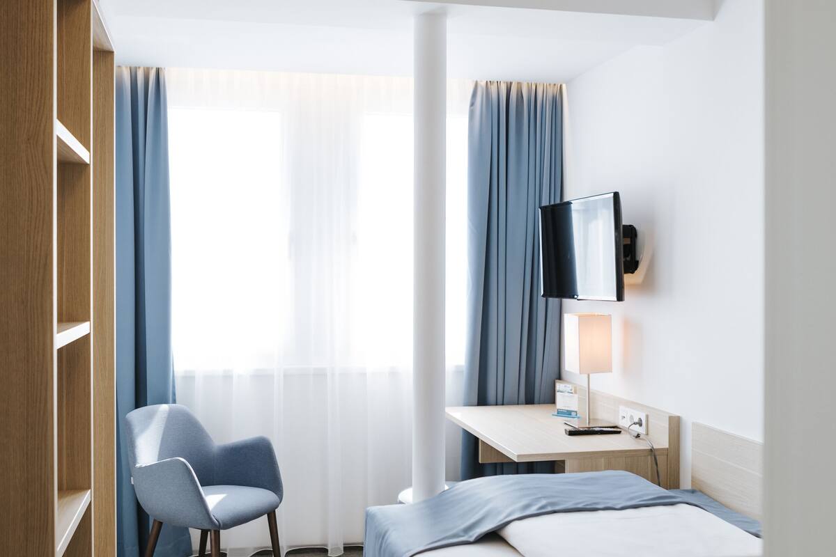 comfort single room | 1 bedroom, hypo-allergenic bedding, desk, blackout curtains