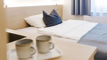 Hypo-allergenic bedding, desk, blackout curtains, free WiFi