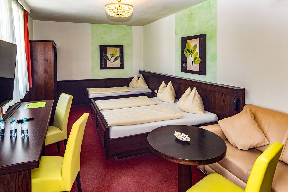 Hypo-allergenic bedding, desk, free WiFi