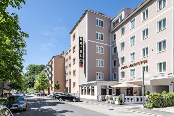 المنشأة من الخارج