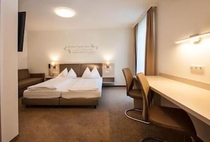 Hypo-allergenic bedding, desk, free WiFi - Hotel Lokomotive (Linz)