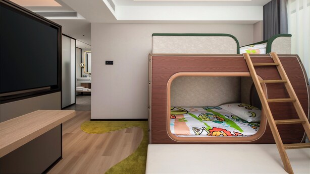 A modern, compact room with a bunk bed, a desk, and a large window. - Holiday Inn Ningbo Beilun by IHG (Ningbo)