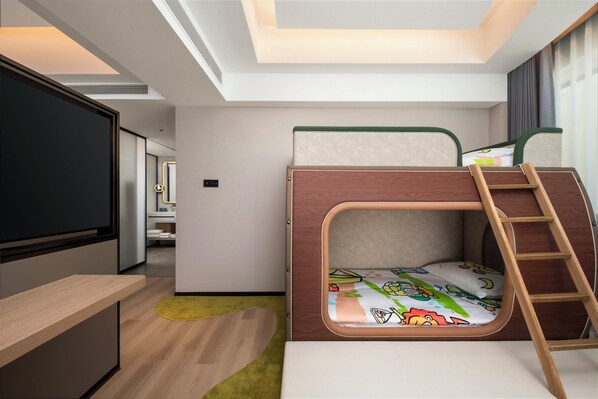 A modern, compact room with a bunk bed, a desk, and a large window. - Holiday Inn Ningbo Beilun by IHG (Ningbo)