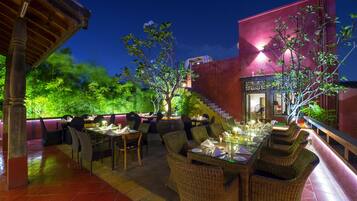 2 restaurantes, se sirven desayunos, comidas, cenas y cocina japonesa