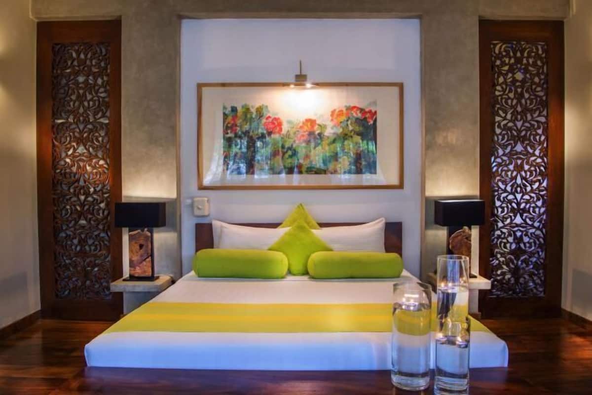Premium bedding, minibar, in-room safe, desk