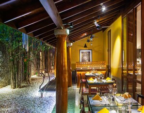 2 restaurants; breakfast, lunch, and dinner served