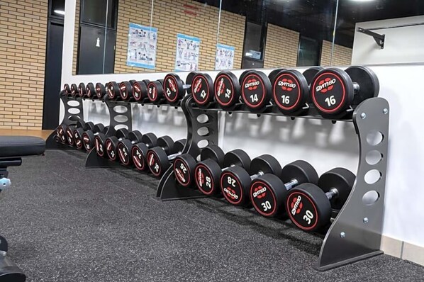 A gym with a rack of dumbbells arranged by weight. - Sommerhaus Linz (Linz)