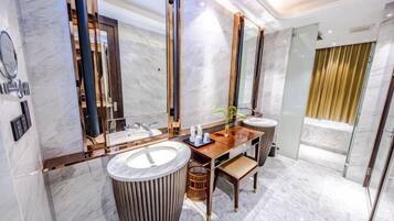 Un bagno moderno con pavimento in marmo, mobile lavabo in legno, uno specchio grande e una tenda dorata.