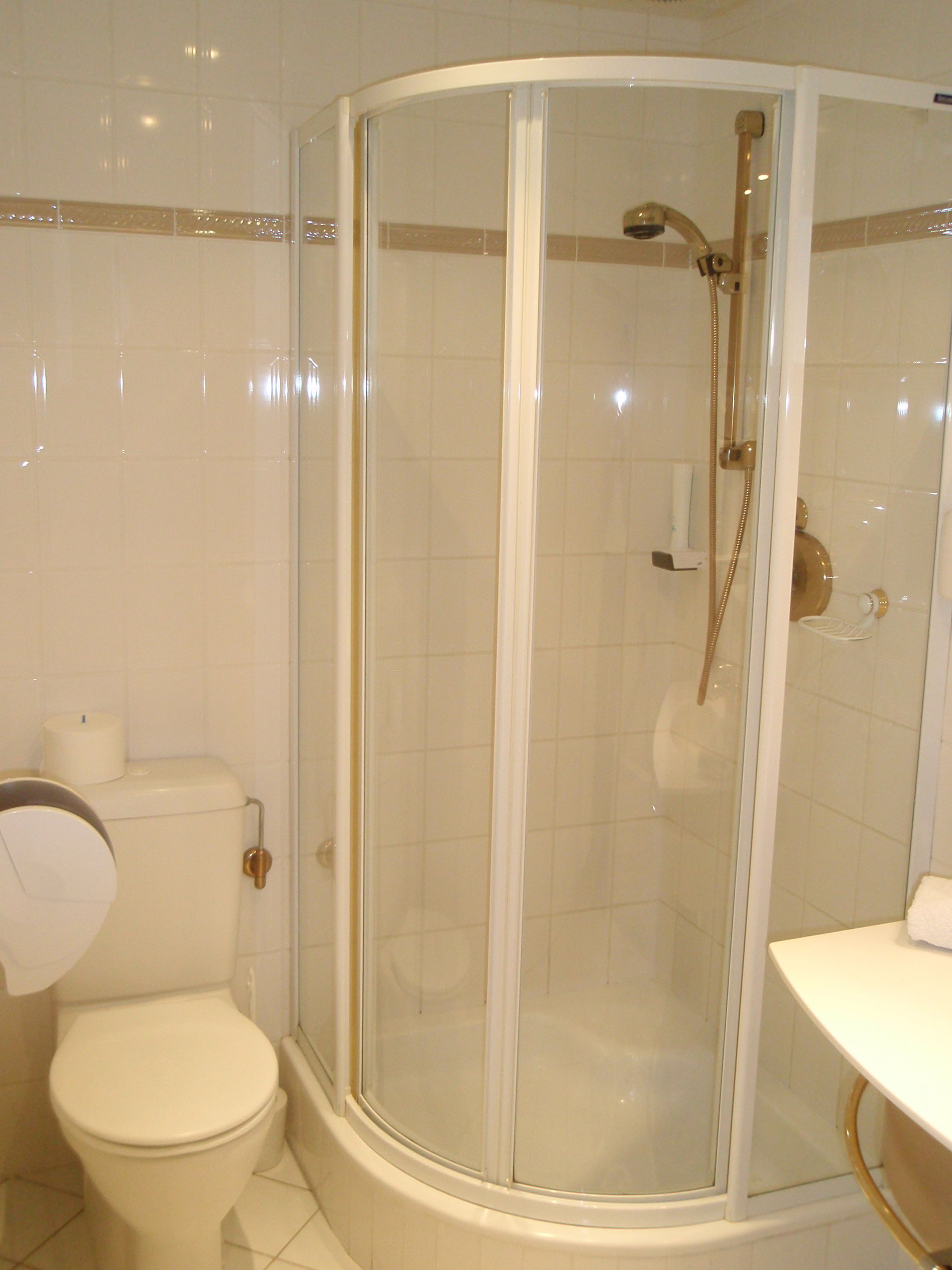 executive suite | bathroom | shower, free toiletries, hair dryer, towels
