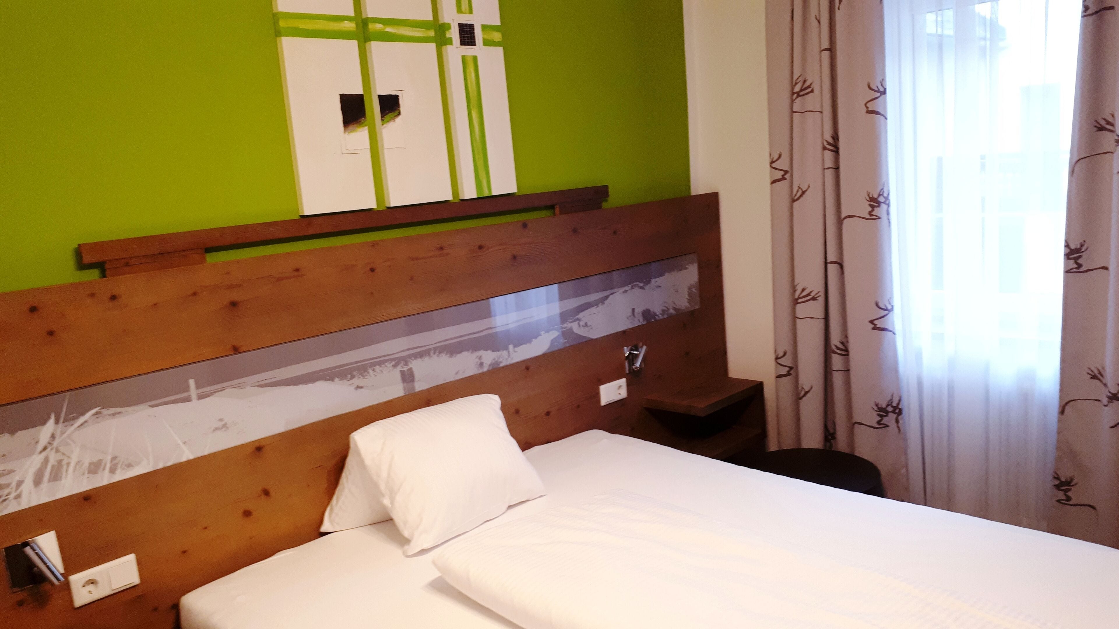 標準單人房 | 羽絨被、迷你吧、房內夾萬、書桌