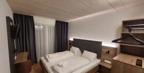 Cubrecamas, minibar, caja de seguridad en la habitación y escritorio 