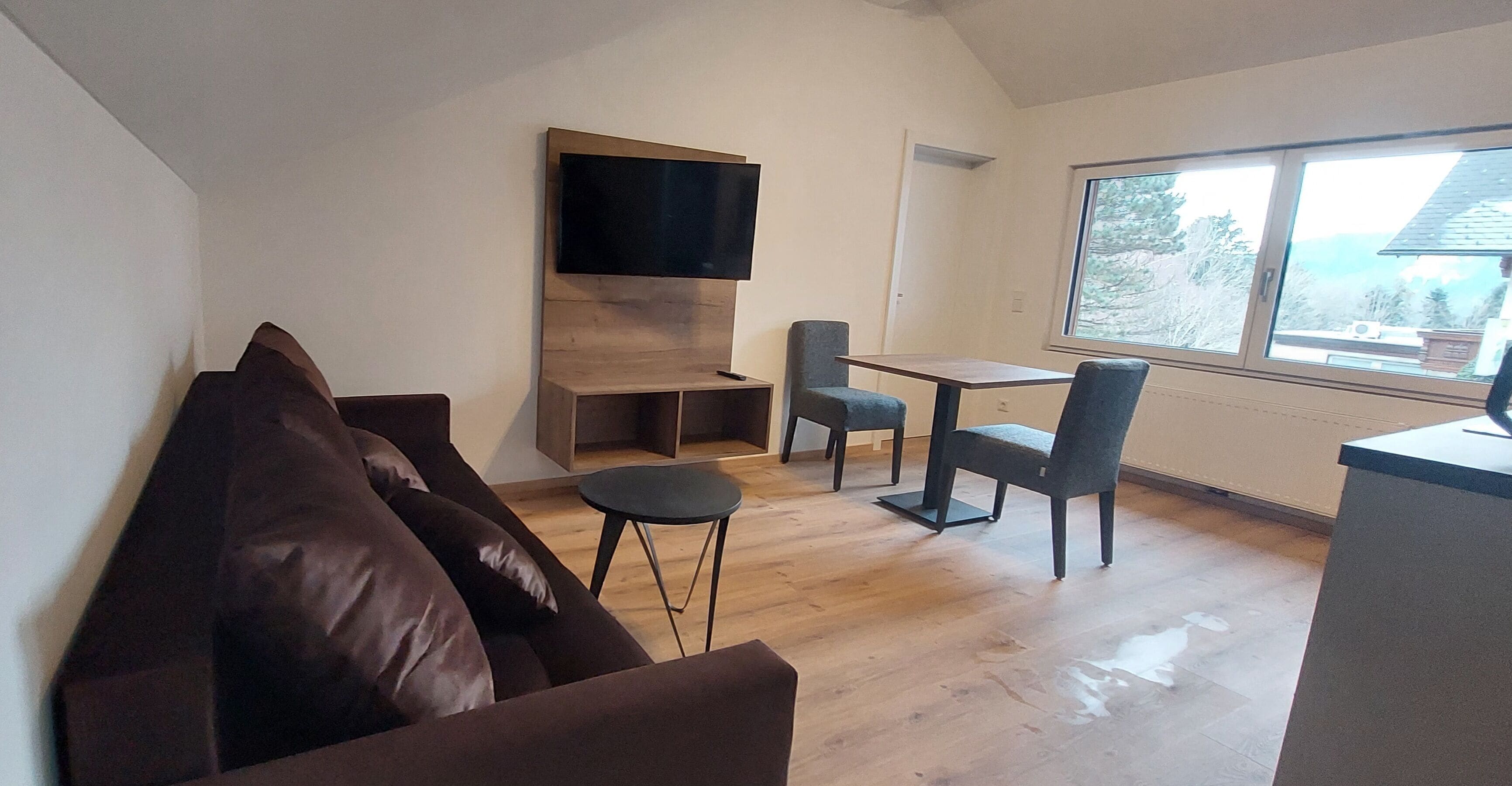 高級開放式客房 | 羽絨被、迷你吧、房內夾萬、書桌