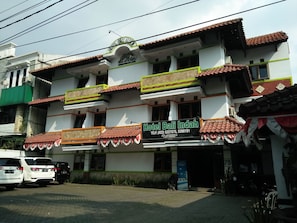 A multi-story building with a sign for Hotel Bali Indah.