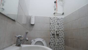 Standard Room | Bathroom | Combined shower/bathtub, free toiletries