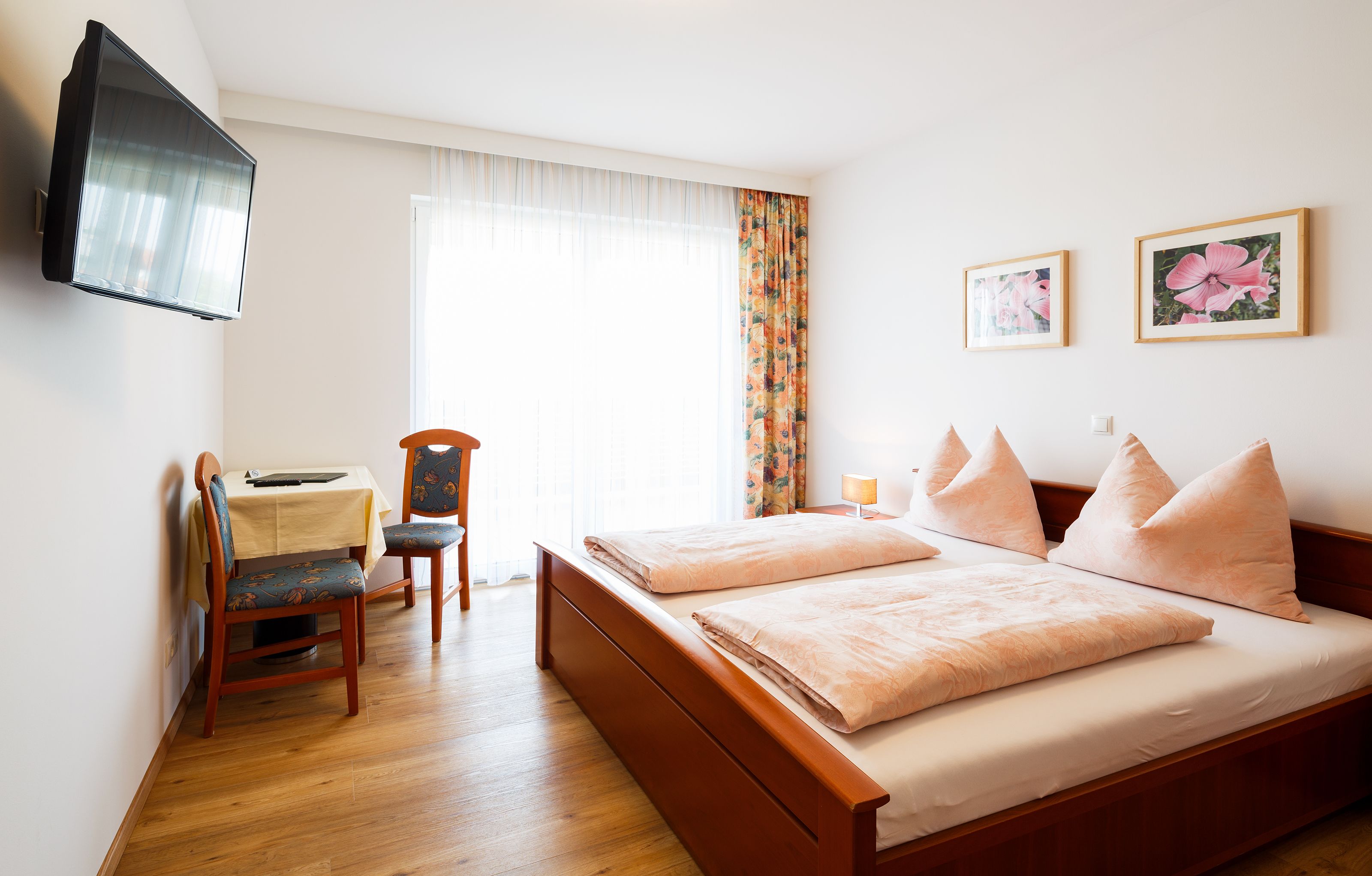 بديكورات فريدة لكل غرفة وطراز فريد لكل وحدة ومكتب وستائر تعتيم