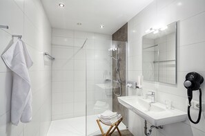 Condo Confort, 2 habitaciones | Baño | Regadera, amenidades de baño gratuitas, secadora de cabello, toallas