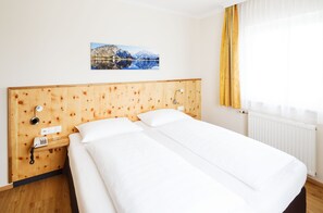 Individually decorated, individually furnished, desk, blackout curtains - Pension Jageredt (Nussbach)