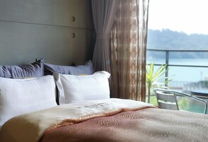 Escritorio, wifi gratis y ropa de cama