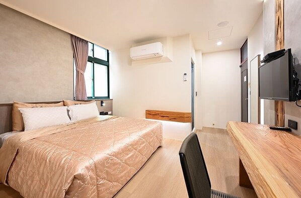 A hotel room with a bed, a desk, a television, and an air conditioning unit. - LakeView Homestay (Yuchi)