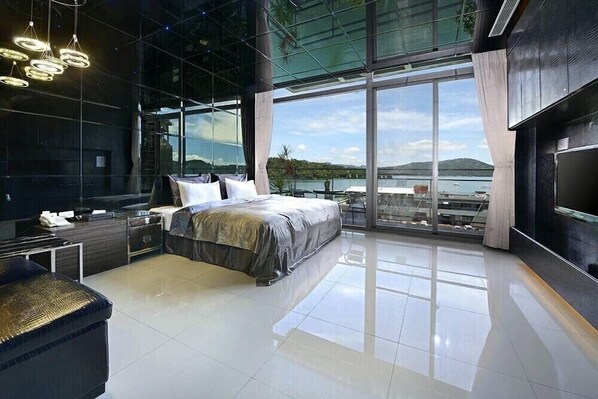 Superior Double Room, Lake View | Desk, free WiFi, bed sheets - LakeView Homestay (Yuchi)