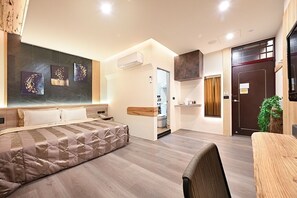 Double Room | Desk, free WiFi, bed sheets - LakeView Homestay (Yuchi)
