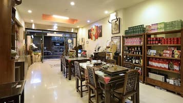 Bao gồm bữa sáng tự phục vụ hàng ngày