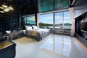 Superior Double Room, Lake View | Desk, free WiFi, bed sheets - LakeView Homestay (Yuchi)