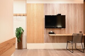 Double Room | Desk, free WiFi, bed sheets - LakeView Homestay (Yuchi)