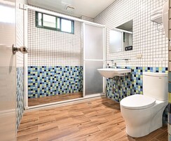 Quadruple Room | Bathroom | Hair dryer, towels, shampoo, toilet paper