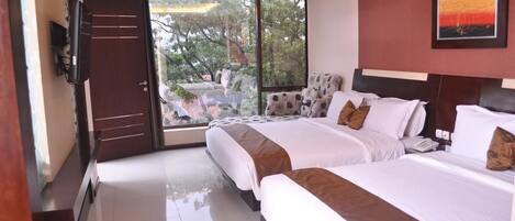 Minibar, caja de seguridad en la habitación y escritorio