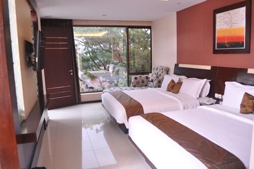 Scarlet Dago Hotel