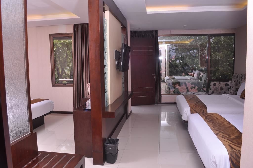 Executive Suite | Minibar, in-room safe, desk, blackout curtains