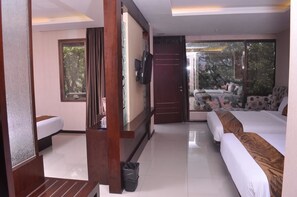 Executive Suite | Minibar, in-room safe, desk, blackout curtains - Scarlet Dago Hotel (Bandung)