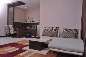 Suite, 2 slaapkamers | Een minibar, een kluis op de kamer, een bureau, verduisterende gordijnen