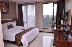Minibar, in-room safe, desk, blackout curtains - Scarlet Dago Hotel (Bandung)