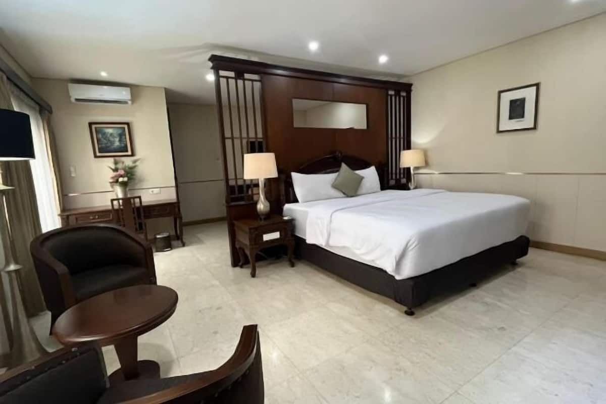 Minibar, in-room safe, desk, free WiFi