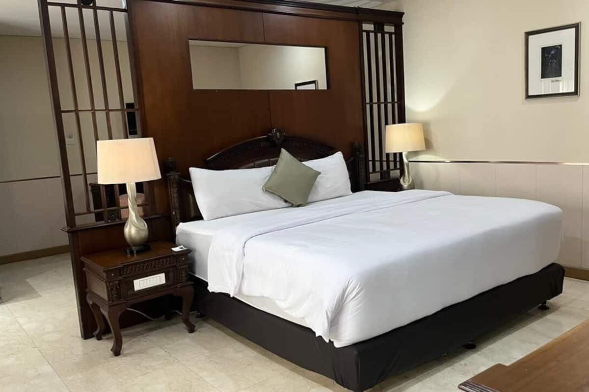 Executive Room | Minibar, in-room safe, desk, free WiFi
