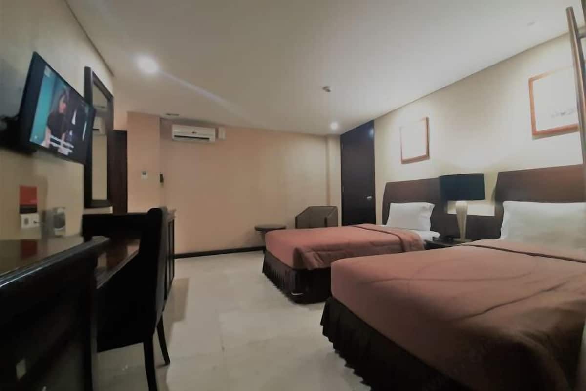 Minibar, in-room safe, desk, rollaway beds