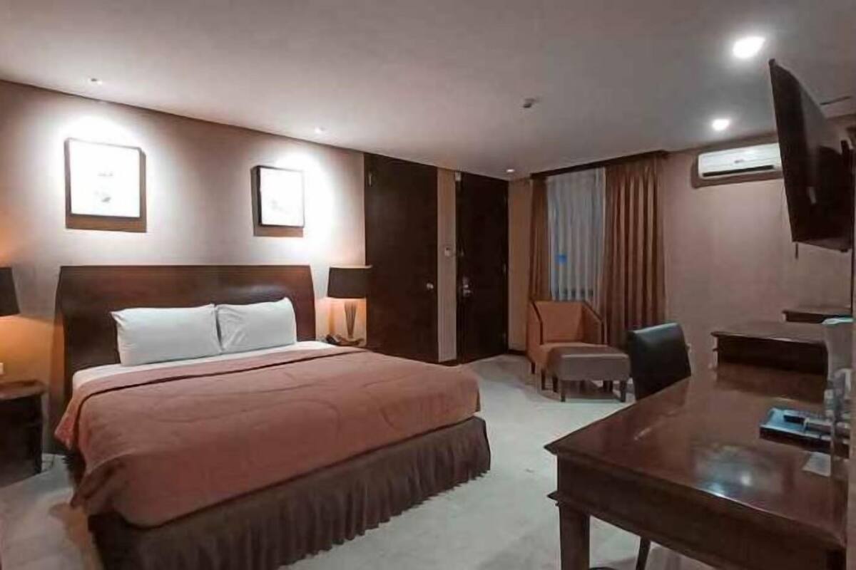 Minibar, in-room safe, desk, rollaway beds