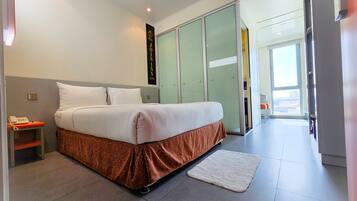 Standard dubbelrum (with Window) | Värdeförvaringsskåp på rummet, skrivbord och mörkläggningsgardiner