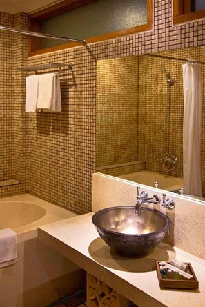 Deluxe Room (Corner) | Bathroom | Free toiletries, hair dryer, slippers, towels - Villa Damar (Bandung)