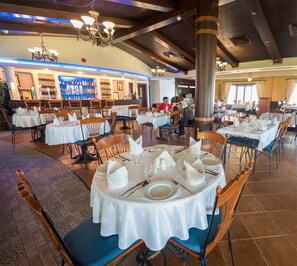 2 restaurants, international cuisine